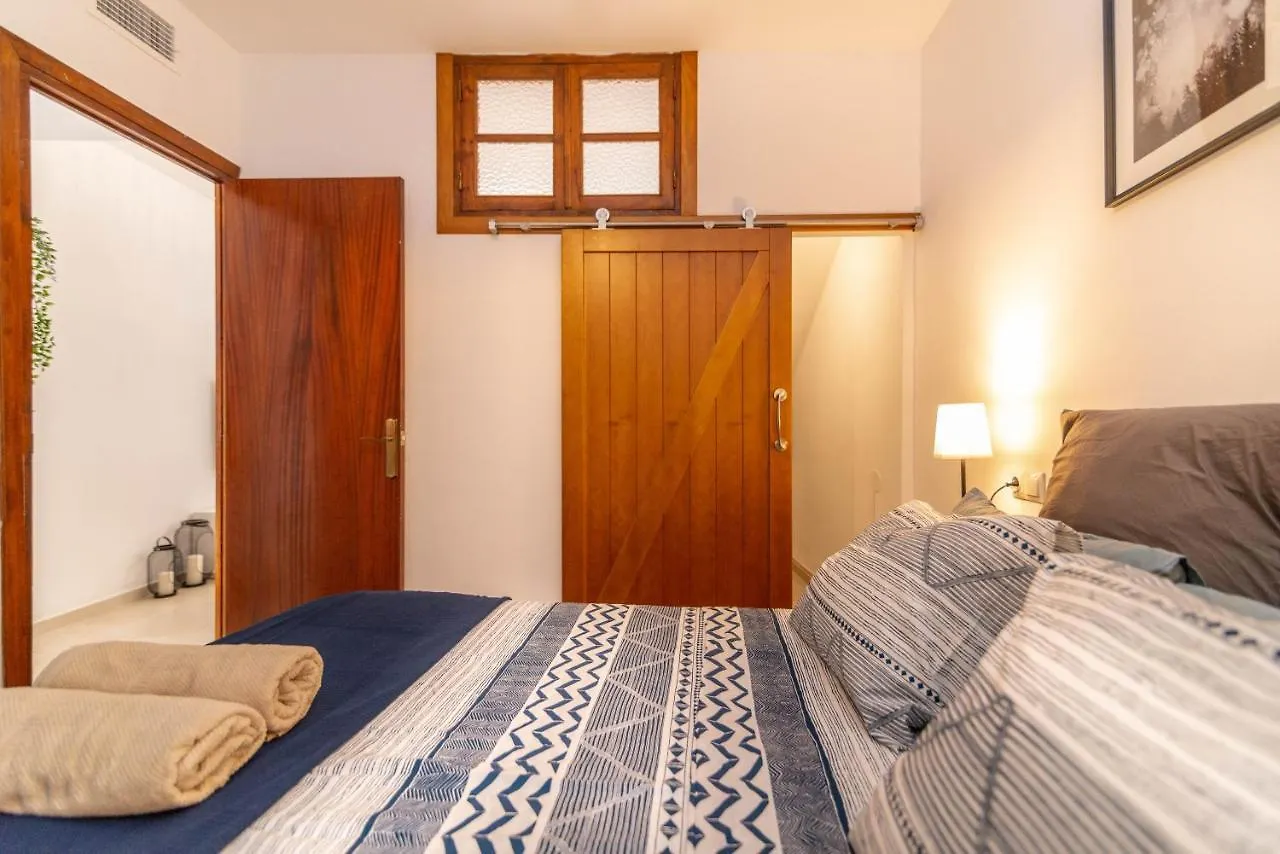 度假居 Lovely Cozy 2-Bedroom Residential Home With Patio 贝纳尔马德纳